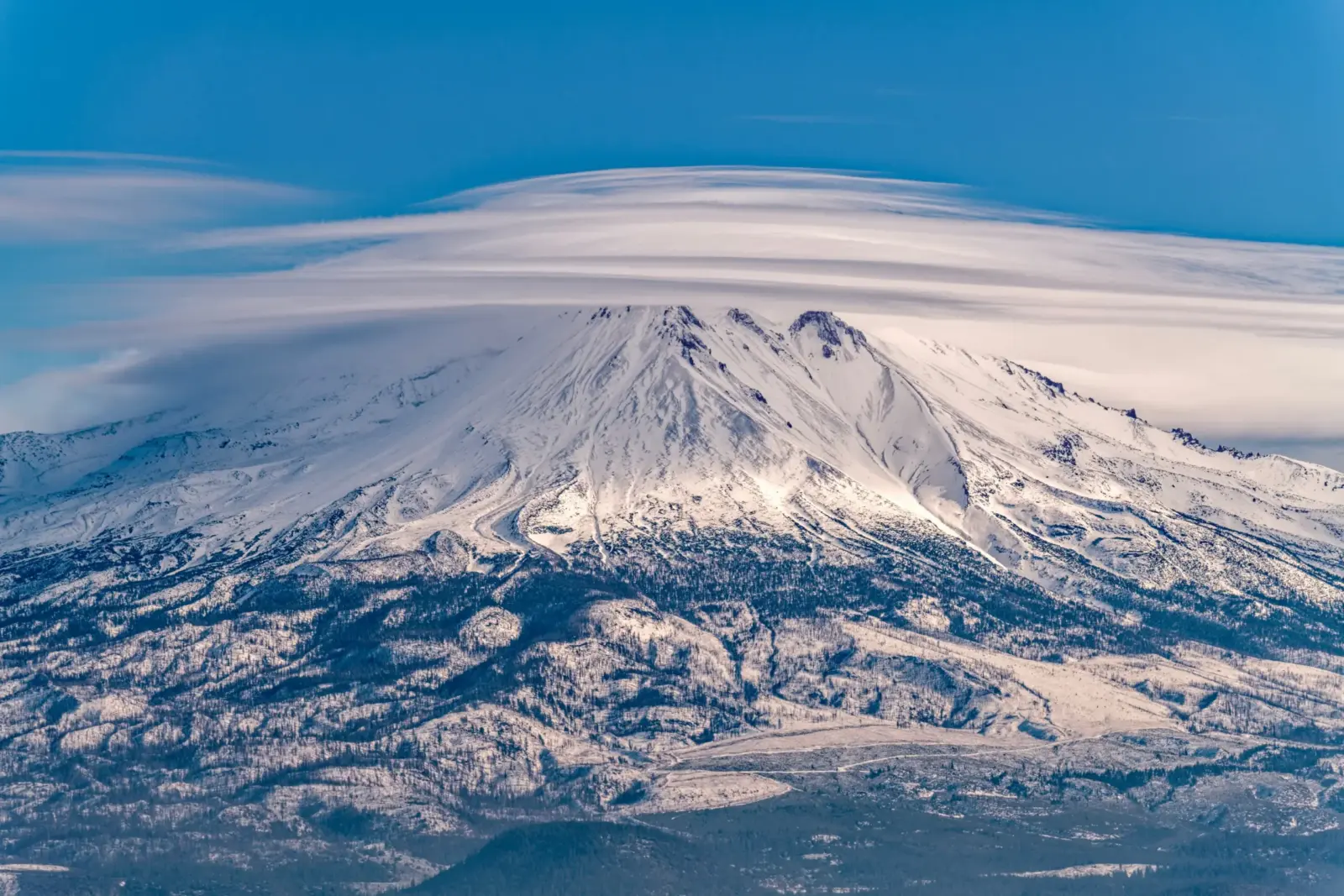 開闊火山地形全景與動態雲層天空，地平線開闊