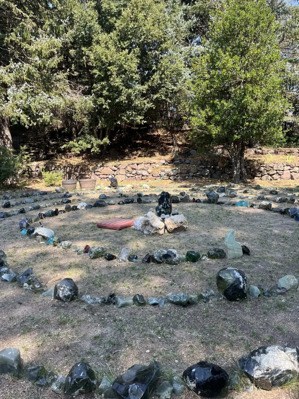 頌缽、蠟燭、水晶與念珠的儀式場景，象徵能量空間與儀式